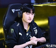 연이은 원딜 캐리! 젠지, 기세 좋은 광동 잡고 단독 1위 [LCK]