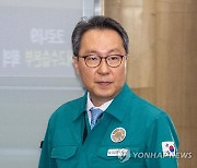 코로나19 중수본 회의 입장하는 박민수 부본부장