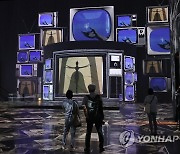 달리의 그림으로 가득 메운 '빛의 시어터'