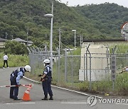 日 자위대 총격 현장 지키는 경찰