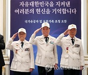 윤 대통령, '영웅의 제복' 착용한 참석자들과 기념촬영