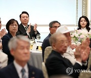 박수치는 윤석열 대통령