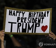 생일 축하 팻말 드는 트럼프 전 美 대통령 지지자