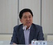질의에 답변하는 김기현 대표