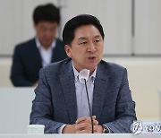 질의에 답변하는 김기현 대표