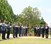 전남 시장군수들, '붉가시나무' 기념식수 "탄소중립 실천"