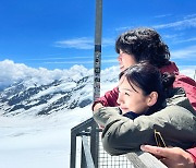 이효리·이상순 ‘유럽의 지붕’에 올랐다…스위스관광청 초청