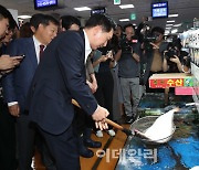 [포토]'광어 들어보는 김기현 대표'