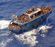 그리스 해안 ‘난민선박 침몰 참사’ 책임 공방