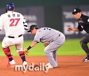 [MD포토] 적시타 유강남 '2루에서 태그아웃'