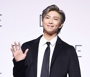 [픽!이슈] "데뷔 10주년, 신기하고 아득"…방탄소년단 RM, 보랏빛 물결에 '감격'