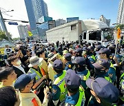 대구 퀴어축제 ‘막으려는’ 대구시와 ‘지키려는’ 경찰 물리적 충돌