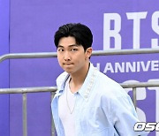 BTS RM, 10주년 페스타 방문한 아미들 바라보며 [사진]