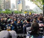 청계광장 앞 '양회동 분향소' 민주노총-경찰 충돌 격화