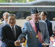 한국전 참전용사를 이끄는 소강석 새에덴교회 담임목사