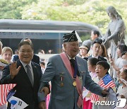 화답하는 소강석 목사와 커닝햄 전 한국전 참전용사회장