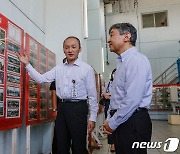 [포토] 인니 현지 전문가 설명 듣는 나루히토 일왕