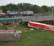 [496호] photo news | 인도 열차 충돌 최악 참사, 사망자 300여 명 英 식민지 부설 철도 노후…모디 “깊은 고통”