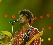 [Herald Review] Bruno Mars brings magic to sold-out crowd in Seoul with finesse