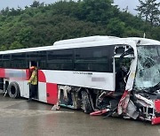 부산행 좌석버스, 거가대교 요금소에 '쾅'…11명 부상