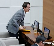 본회의 출석하는 조희연