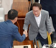 시의원들과 인사하는 조희연