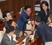 비교섭단체 대표발언 마치고 인사 나누는 배진교 원내대표