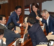 비교섭단체 대표발언 마치고 인사 나누는 배진교 원내대표