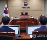 방통위 전체회의 주재하는 김효재 직무대행