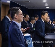 공교육 경쟁력 강화 관련 질문에 답하는 이주호 부총리