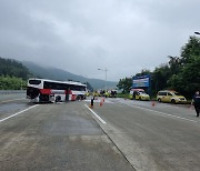 거가대교 달리던 직행버스 요금소 들이받아…11명 부상(종합)