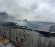 포천 접착제 공장서 화재…직원 2명 부상(종합)