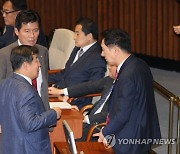 이철규 사무총장과 대화하는 김기현 대표