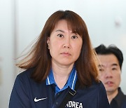 [Ms포토] 출국하는 여자 농구 대표팀 정선민 감독