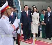 [속보] 윤 대통령, 경제사절단 이끌고 ‘국빈 방문’ 베트남 도착