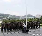 유엔기념공원 참배하는 해병대 장병들