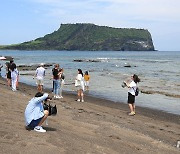 '제주 성산일출봉 매력에 흠뻑'