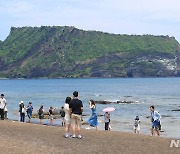 '성산일출봉 경관에 매료된 외국인 관광객'