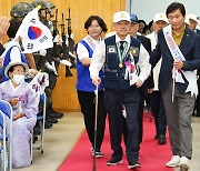 고령의 참전용사 부축해 6·25전쟁 기념식 입장하는 조현일 경산시장