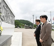 우형찬 서울시의회 부의장 등 필리핀군 참전비 참배