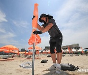 '제주 협재해수욕장 조기 개장 준비'