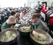 "삼계탕 드시고 건강하게 여름 나세요"