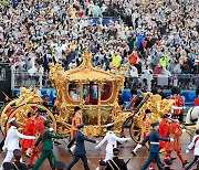 2.2㎏ 왕관엔 보석 444개… 의자는 1300년에 제작