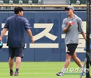 '더위만큼 뜨거운 포옹' 유강남이 애타게 찾은 친정팀 선수는? [잠실 현장]