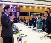 베트남서 생일맞은 이재용… 尹·트엉 주석, 만찬 중 `깜짝 축하`