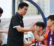 "물러서지 않겠다" 약속한 윤정환 감독, 데뷔전서 '공격 축구' 선보여 [GOAL 수원]