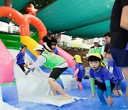 워터슬라이드까지…송파구 ‘성내천 물놀이장’ 무료 개장[서울25]