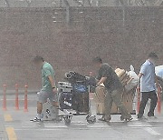 벌써 강풍 속 물폭탄 쏟아진 제주·남부…내일 전국 장마 확대