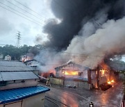 전북 정읍 돼지농장 화재…1000여 마리 폐사, 1시간20분만에 진화