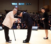 김동연 "성숙한 민주주의, 평화로운 미래, 더 큰 번영 앞장"